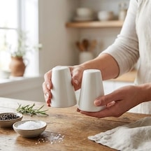 2&apos Li Porselen Tuzluk Ve Karabiberlik Seti - Yumuşak Hatlı Minimalist Beyaz Sofra Baharatlık Takımı Ergonomik Masaüstü Tuzluk 5,7 X 7,9 Cm Acı Kahverengi