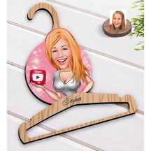 Kişiye Özel Kadın Youtuber Karikatürlü Standart Boy Ahşap Elbise Askısı-2