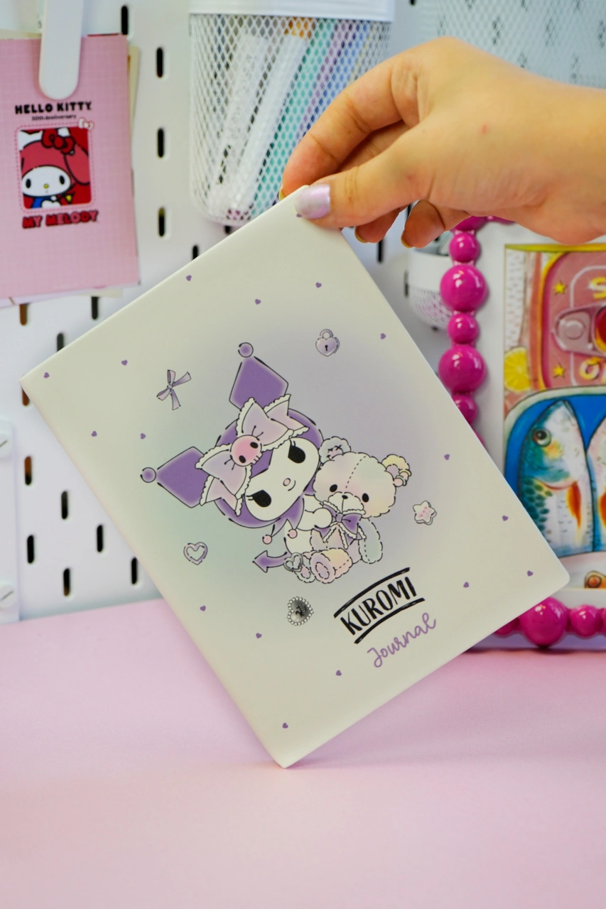 Kuromi Smyth Flexy Vegan Deri Defter 13x18 Cm, Çizgili, Koleksiyon Kapaklar Açık Krem