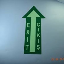 Fosforlu Yer Ok İşareti Zemin İçin Üzeri Koruyucu Laminasyonlu Yön Etiketi 12 x 25 CM