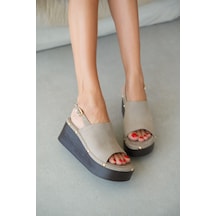 Selin Shoes Navor Kalın Bant Ayarlanabilir Bilek Gold Toka Detay Dolgu Topuk Kadın Sandalet- Vizon Süet VİZON