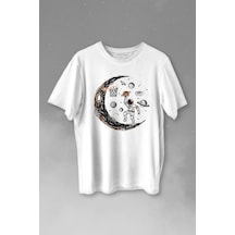 Uzayda Ayda Satürn Gezegeni Yanında Basketbol Oynayan Astronot Baskılı Tişört Unisex T-shirt 001