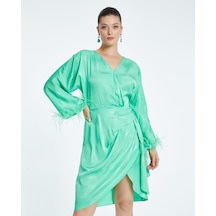 Saten Dokulu Tüy Detaylı Kruvaze Elbise Kuşaklı Ve Drapeli Özel Tasarım Yeşil Saten Dokulu Tüy Detaylı Kruvaze Elbise Kuşaklı Ve Drapeli Özel Tasarım Yeşil