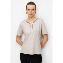 Kadın Açma Yaka Yakası Çiçek Nakışlı Penye T-shirt Bej Bej