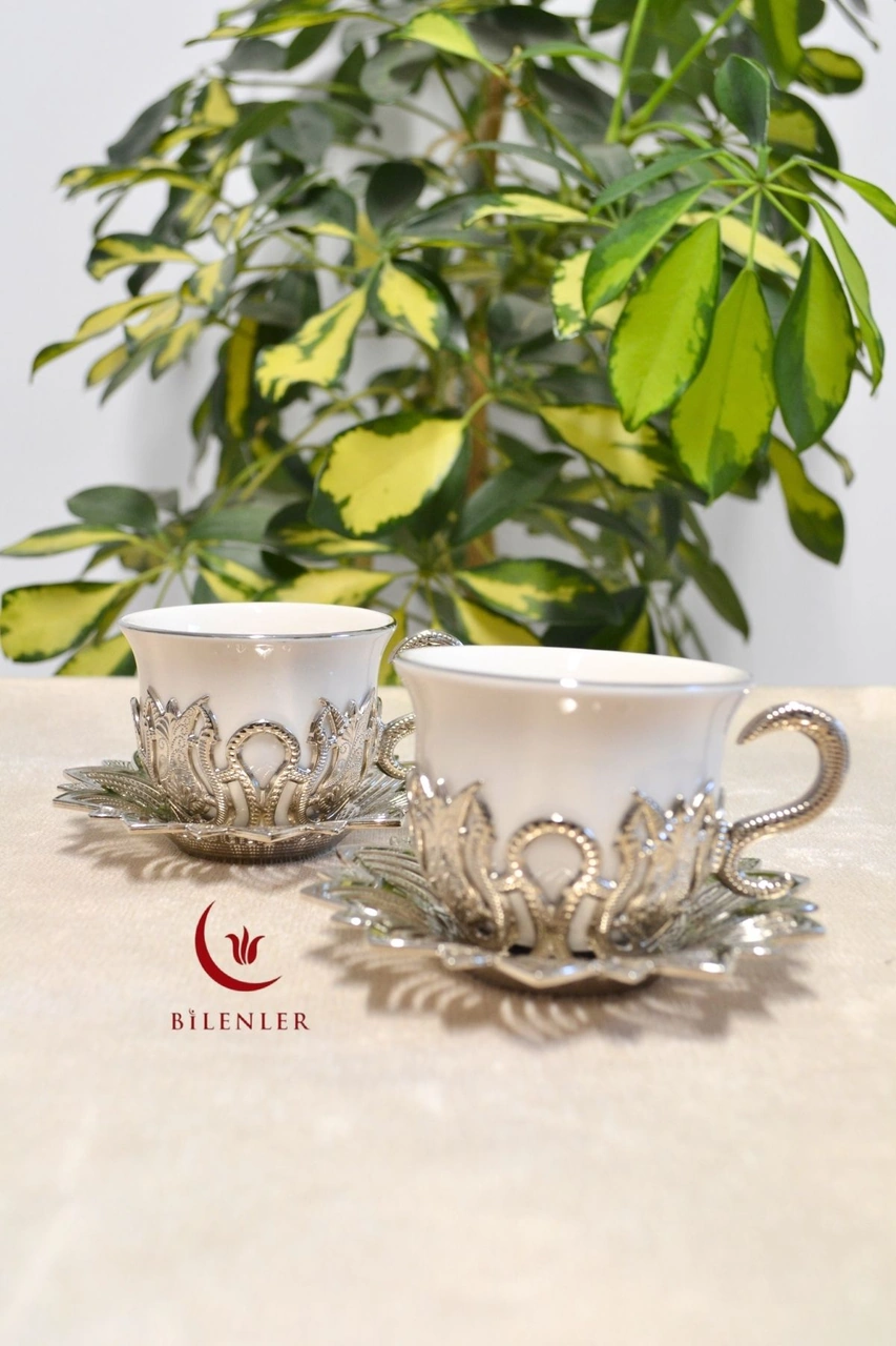 2 Li Gümüş Desenli Zemzem Takımı Ve Kahve Fincanı Seti Metal Tabağı Ve Fincan Altlığıyla Şık Sunum Beyaz
