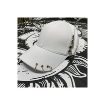 3 Halkalı Ve Zincirli Beyaz Piercing Şapka