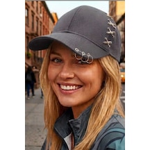 Uniquetrenders Kadın Piercing Halkalı Çapraz Metal Detaylı Özel Tasarım Baseball Cap Streetwear Şapka Füme