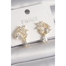 Pirinç Gold Renk Zirkon Taşlı Çiçek Model Sallantı Damla Detay Kadın Küpe Çok Renkli Pirinç Gold Renk Zirkon Taşlı Çiçek Model Sallantı Damla Detay Kadın Küpe Çok Renkli