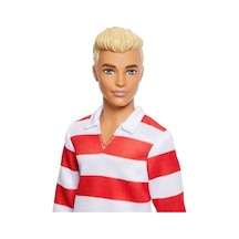 Fashionistas Ken Bebek Kırmızı Beyaz Polo Tişörtü, Pembe Şortu, Uzun Beyaz Çorapları Ve Spor Ayakkabılarıyla Sarışın, Hyv01