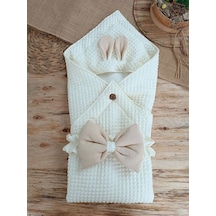 Yenidoğan Kulaklı Şapkalı Düğme Detaylı Fiyonklu Bebek Battaniyesi Kundak Krem Krem Yenidoğan Kulaklı Şapkalı Düğme Detaylı Fiyonklu Bebek Battaniyesi Kundak Krem Krem