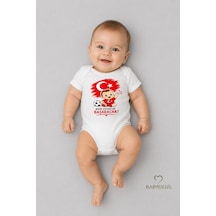 Babyden's Dünya Kupası Temalı Kısa Kol Bebek Body %100 Pamuk Türk Bayraklı Baskılı Unisex Çıtçıtlı Yenidoğan Zıbın Beyaz