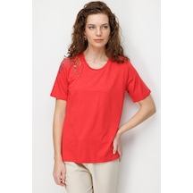 Kadın Sıfır Yaka Tek Omuzu Nakışlı Penye T-shirt Mercan Mercan