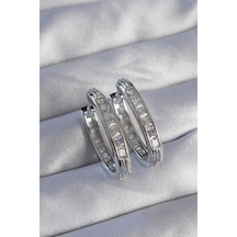 Pirinç Gümüş Renk Zirkon Taşlı Oval Model Küpe Pirinç Gümüş Renk Zirkon Taşlı Oval Model Küpe