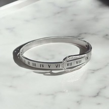 Kırmızı Sanat Evi Roma Rakam Detaylı Taşlı Çelik Kelepçe