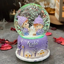 Winter Love Temalı Büyük Müzikli Işıklı Püskürmeli Kar Küresi