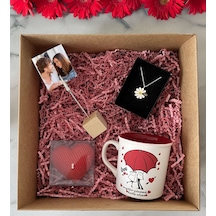 Bk Gift Kişiye Özel Ahşap Fotoğraf Tutucu & Sevgililer Günü Tasarımlı Kupa & Kalp Mum & Papatya Kolye Hediye Kutulu Set, Sevgiliye Hediye, Yıl Dönümü