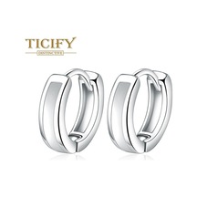 Beyaz Sevimli Kişiselleştirilmiş Siyah Ve Beyaz Küpeler Avrupa Ve Amerikan Trendy Tutkal Siyah Ve Beyaz Kulak Takıları