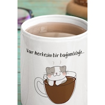 Var Herkesin Bir Bağımlılığı-kahvesever Kedi Baskılı Eğlenceli Hediyelik Beyaz Kupa Bardak