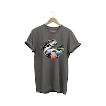 Balıkçılık Siyah Levrek Baskılı Manzara İskele Ve Tekne Balıkçılığı %100 Pamuk Regular Fit T-shirt Gri