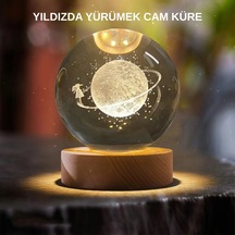 Hubrendy Tekno Sarı Işıklı Dekoratif Cam Küre Kız Figürlü Ahşap Standlı
