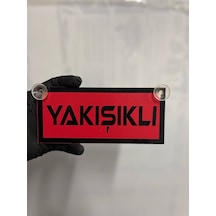 Kırmızı Renk Üzeri Siyah Renk Yakışıklı Yazılı Vantuzlu Cam Süsü