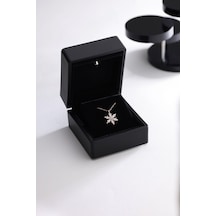 925 Ayar Gümüş Işıklı Kutuda Beyaz Taşlı Lotus Kamelya Çiçeği Kolye Rose Gold