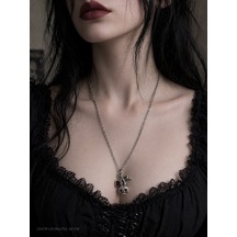 Gotik Kuru Kafa Kiraz Figürlü Kırmızı Taşlı Unisex Kolye Gümüş Renk Çok renkli