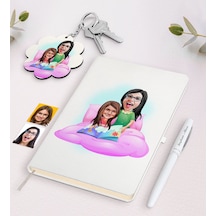 Kişiye Özel Anne Kız Karikatürlü Beyaz Defter Kalem Ve Anahtarlık N11.11703