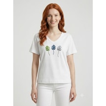 Neden Tekstil Kadın Beyaz V Yaka Yaprak Detaylı Pamuklu T-shirt
