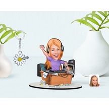 Kişiye Özel Kadın Radyocu Karikatürlü 3D Ahşap Biblo Ve Isimli Si