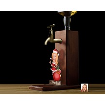 Bk Gift Kişiye Özel Kadın Yılbaşı Karikatürlü Musluklu Ahşap Viski Standı-2, Viski Çeşmesi, Doğum Günü Hediyesi, İçecek Dispenseri