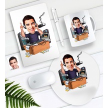 Kişiye Özel Bay Radyocu Karikatürlü Defter Kalem Kupa Mouse Pad Set