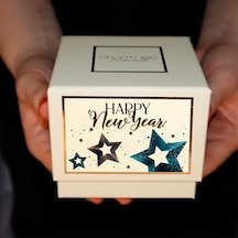 Charm Lab Candle Yılbaşı Hediyesi, Ahşap Ve Baharatlı Sandal Kokulu, Doğal Bio Balmum, 135 G Kokulu Mum, 40 Saat Yanma Süresi, Lüks Kutulu, Kadın Ve Erkek İçin Şık Yılbaşı Hediyesi 50 x 22