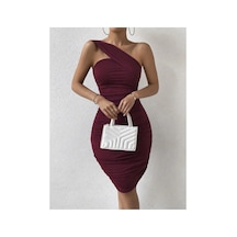 Butik İstanbul Kadın Omuzlardan Açık Omuzdan Geçen Asimetrik Şerit Detaylı Büzgülü Kısa Dalgıç Elbise Bordo