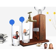 Kişiye Özel Renkli Baskılı Erkek Ve Kadın Karikatürlü İkili Vodka Bardağı Ve Ahşap Vodka Standı Hediye Seti-2