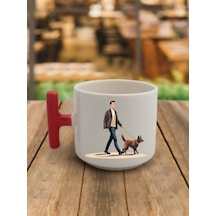Köpek Gezdiren Adam Baskılı Kırmızı Kulplu Kahve Bardağı Seramik Kupa Beyaz