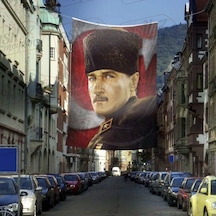 Mavi Gözlü Kalpaklı Gazi Mustafa Kemal Atatürk -ay Yıldız Türk Bayrağı Cephe Poster Bayrak-4x6 Metre 1