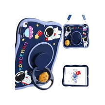 Samsung Galaxy Tab A11 Plus İle Uyumlu Kılıf 360 Derece Döner Stand Yatay Dikey Kullanılabilir, Kawaii Askılı Tasarım Kalem Yuvası Özellikli Sevimli Space-man Tasarımı