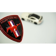 Dk Mustang Koşan At Bagaj Logo Siyah Kırmızı Metal Plaka Arma
