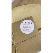 Gülümse Kırmızı Yazılı Yuvarlak Yapışkanlı Etiket 5x5 Cm 100 Adet