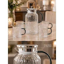 Qerhome Borosilikat Cam Sürahi Ve 4 Adet Kulplu Bardak Takımı 1800 Ml Metal Kapaklı Isıya Dayanıklı