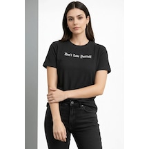 Assema Kadın Wafıl Kumaş Tişört Regular Kalıp Bisiklet Yaka Baskılı Günlük Basic T-shirt - Siyah Çok Renkli