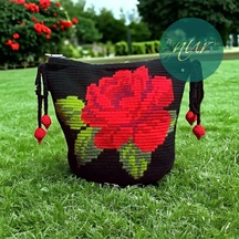 Kırmızı Gül'ün Alı Var Temalı Wayuu Tarzda Çanta Çok  Renkli