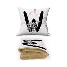 W Harfi Baskılı Kişiye Özel Dekoratif Yastık + Opsiyonel Battaniye