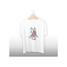 Pembe Ayakkabı Detaylı Unisex Tişört Beyaz