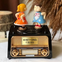 Mobgift Kişiye Özel Radyo Üzerinde Öpüşen Çift Kurmalı Müzik Kutu (544095055)