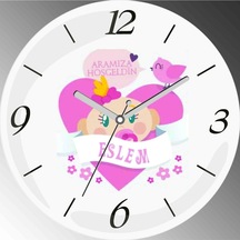 Aramıza Hoşgeldin Kız Bebek Çap 30cm Sessiz Akar Bombeli Gerçek Cam Duvar Saati Beyaz - Pembe