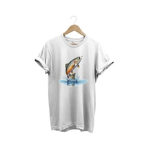 Zıpkınlanan Alabalık Tasarımlı Balıkçılık Temalı %100 Pamuk Unisex Regular Fit T-shirt Beyaz