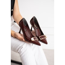 Dabab Shoes Sena Kadın Bordo Kırışık Rugan Sivri Burun Taşlı Toka Detaylı 7 Cm İnce Topuklu Stiletto Ayakkabı