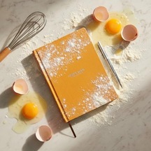 Fark Tanıtım Tarif Defteri A5 Boyutunda Sert Kapaklı 100+ Tariflik Recipe Journal, Ölçü Tablosu, Not Alanı, İndeks Ve Şef Soruları Sarı Açık Gri